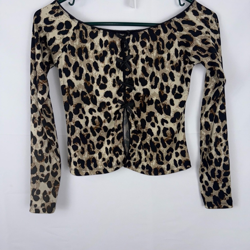 Chic Leopard Print Long Sleeve Top